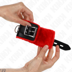 KINK - SUJECIONES DE MUÑECA FORRADAS DE PIEL CON AGUJEROS CUADRADOS, CINTURÓN ROJO Y NEGRO AJUSTABLE DE 17 A 29 CM X 6 CM