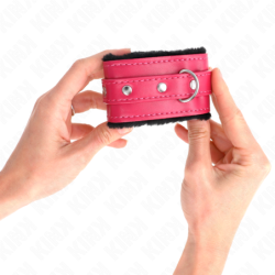 KINK - SUJECIONES DE MUÑECA FORRADAS CON PIEL PREMIUM NEGRAS CON CINTURÓN ROSA FRAMBUESA AJUSTABLE 17-29 CM X 6 CM