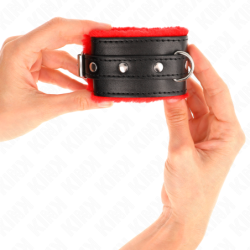 KINK - SUJECIONES DE MUÑECA PREMIUM FORRADAS EN PIEL ROJA CON CINTURÓN NEGRO AJUSTABLE 17-29 CM X 6 CM